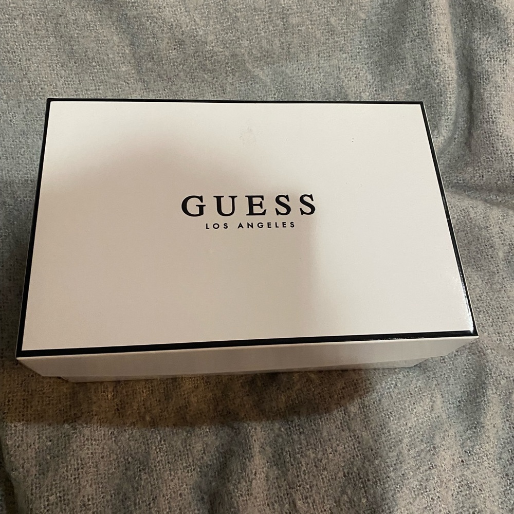 Guess patent leather heel with peep toe